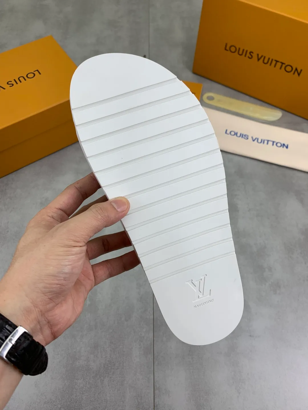 Men's shoes 💰P320💰【New style】🆘 Original quality 【LOUIS VUITTON】The popular Louis Vuitton LV men's slippers on the official website are on sale simultaneously! Original fabric imported from Italy, original factory special supply, code number: 38-44 (45 customized), many colors available